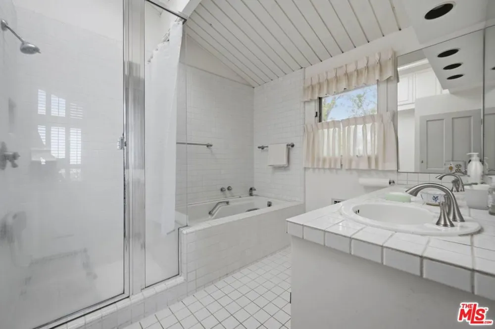 2527 Banyan Drive Los Angeles, CA 90049