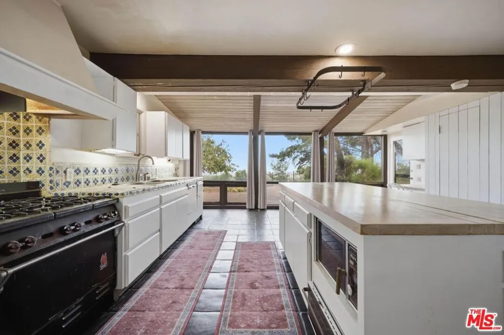 2527 Banyan Drive Los Angeles, CA 90049