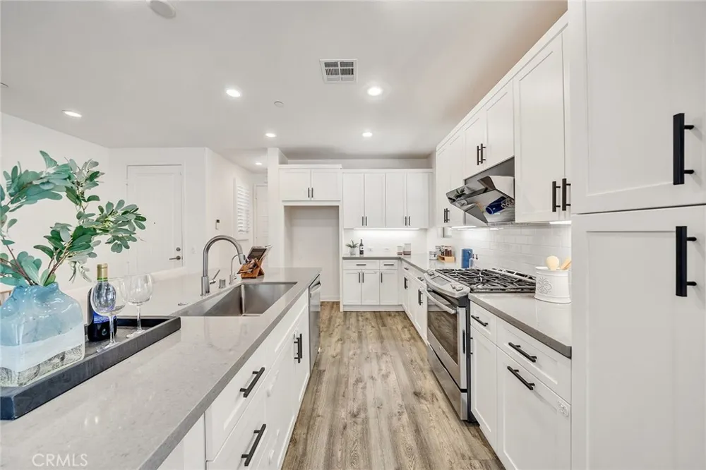 182 Finch Lake Forest, CA 92630