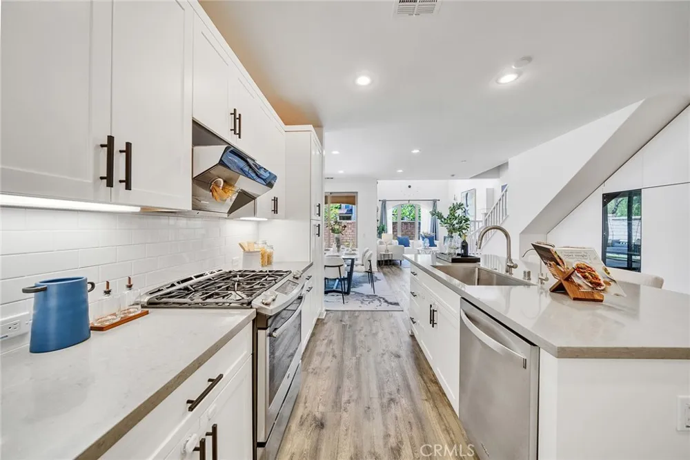 182 Finch Lake Forest, CA 92630