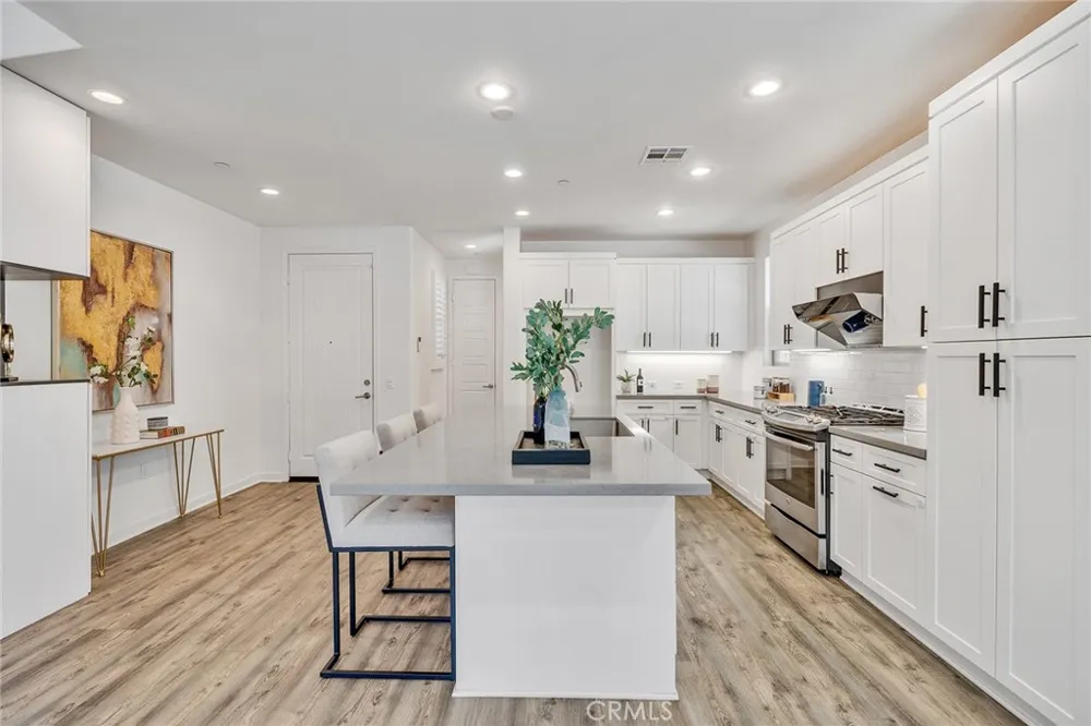 182 Finch Lake Forest, CA 92630