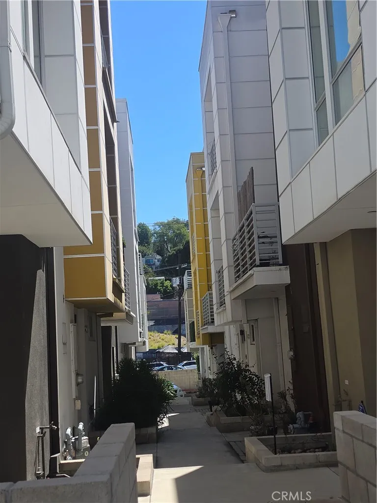 2207 Selig Los Angeles, CA 90026
