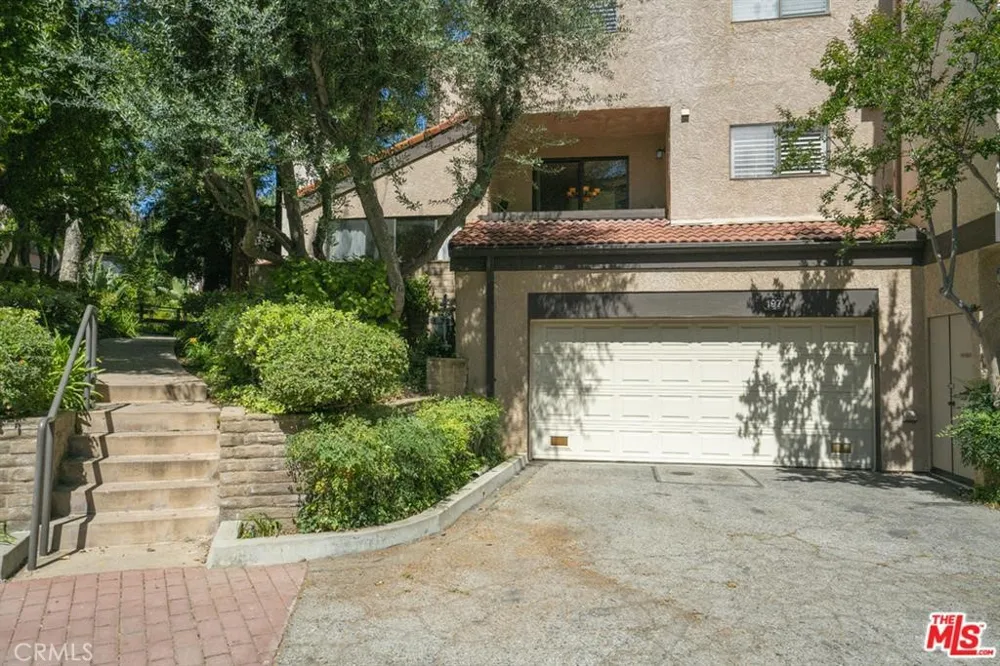 21901 Burbank #197 Woodland Hills, CA 91367