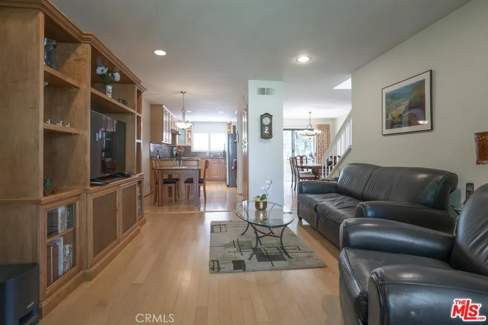 21901 Burbank #197 Woodland Hills, CA 91367
