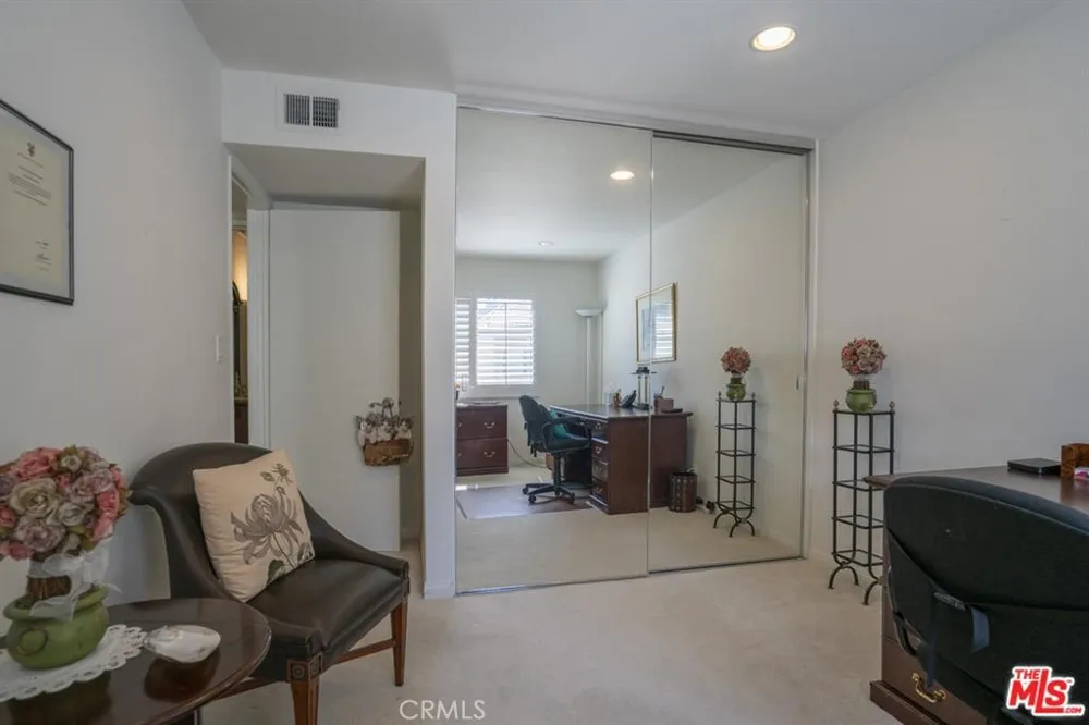 21901 Burbank #197 Woodland Hills, CA 91367