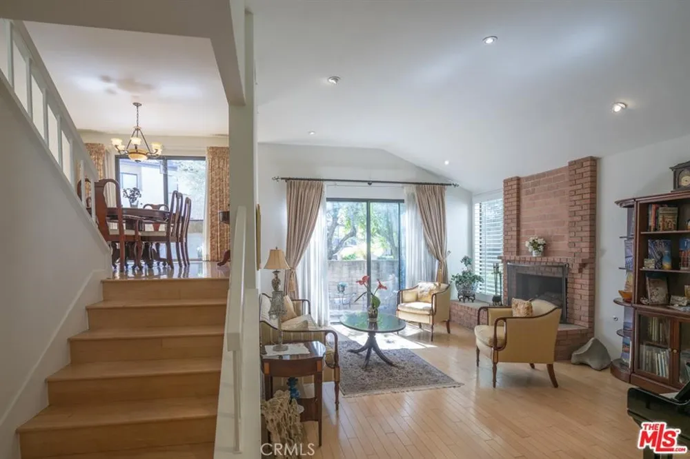 21901 Burbank #197 Woodland Hills, CA 91367