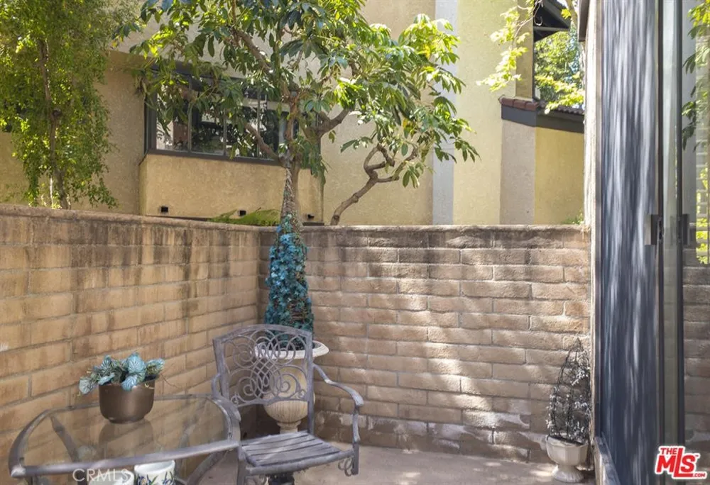 21901 Burbank #197 Woodland Hills, CA 91367