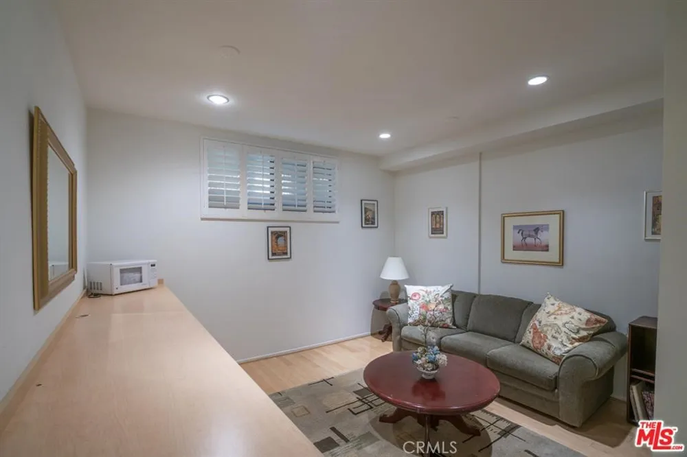 21901 Burbank #197 Woodland Hills, CA 91367