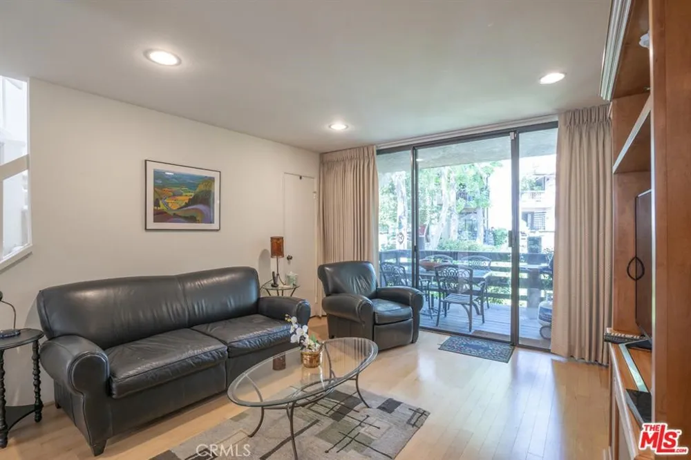 21901 Burbank #197 Woodland Hills, CA 91367