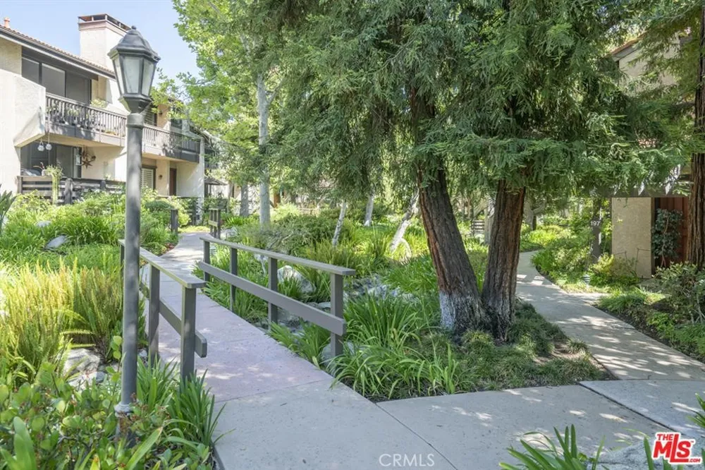 21901 Burbank #197 Woodland Hills, CA 91367