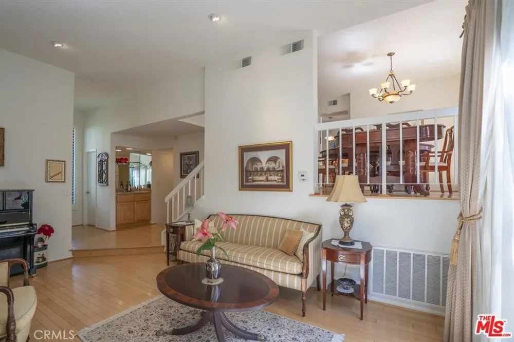 21901 Burbank #197 Woodland Hills, CA 91367