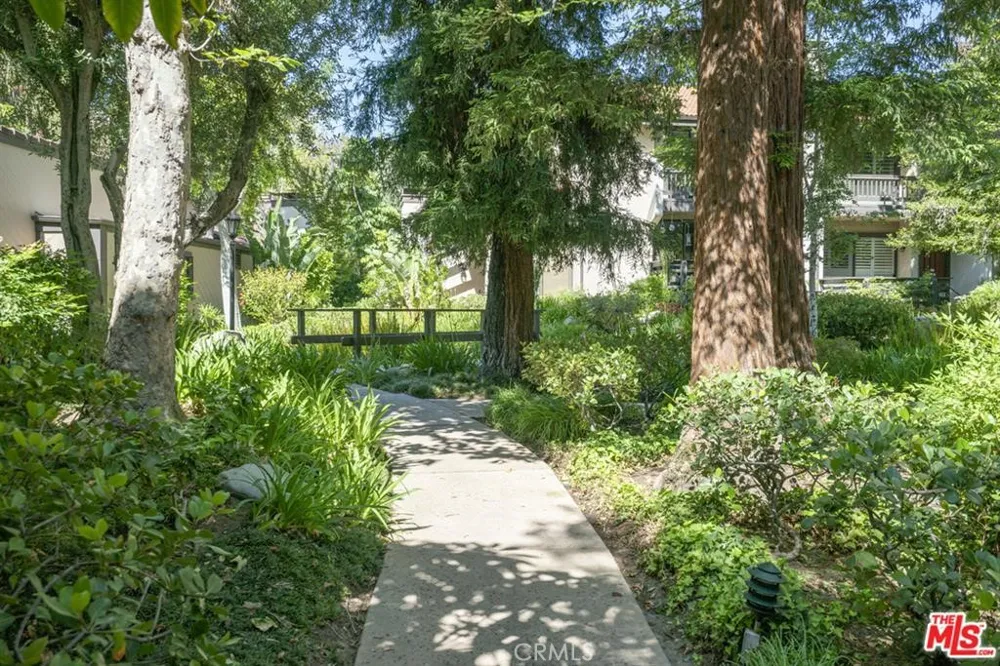 21901 Burbank #197 Woodland Hills, CA 91367