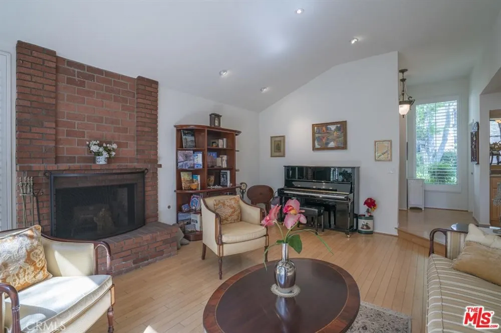 21901 Burbank #197 Woodland Hills, CA 91367