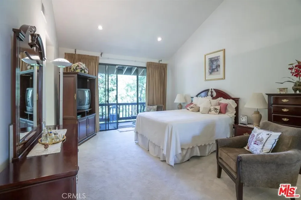 21901 Burbank #197 Woodland Hills, CA 91367