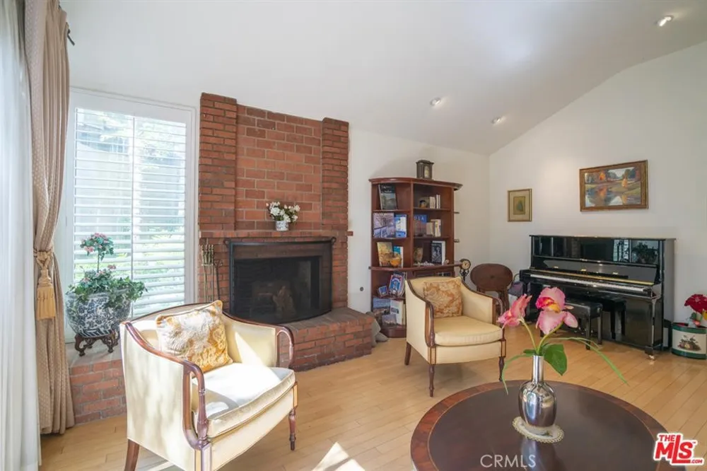 21901 Burbank #197 Woodland Hills, CA 91367