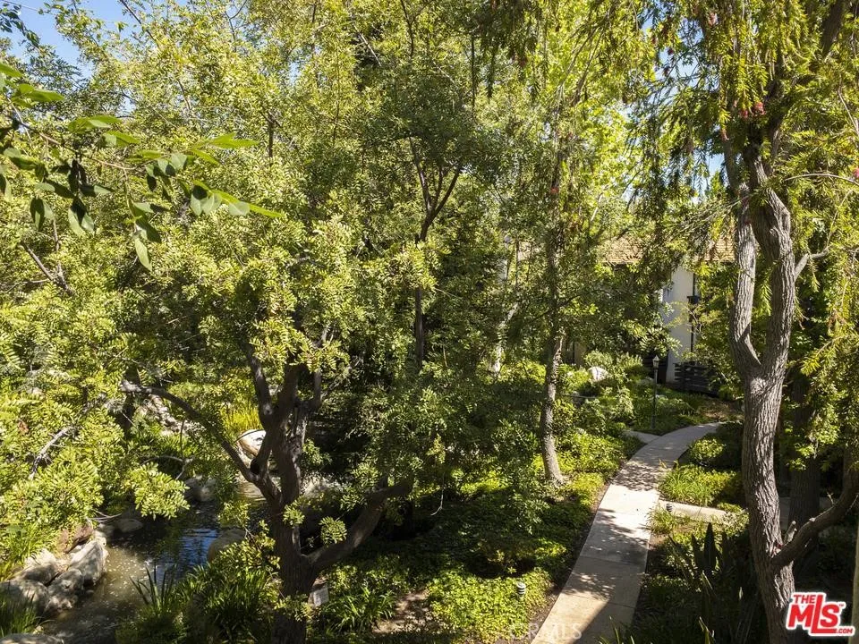21901 Burbank #197 Woodland Hills, CA 91367