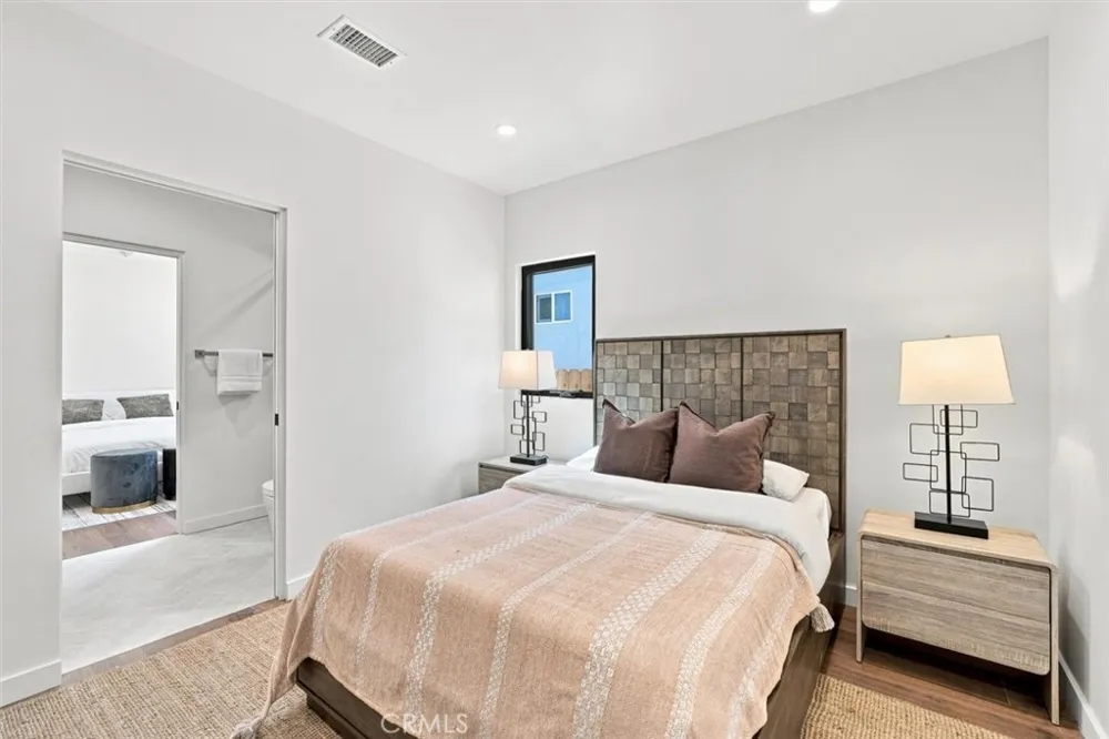 9127 Hargis Los Angeles, CA 90034