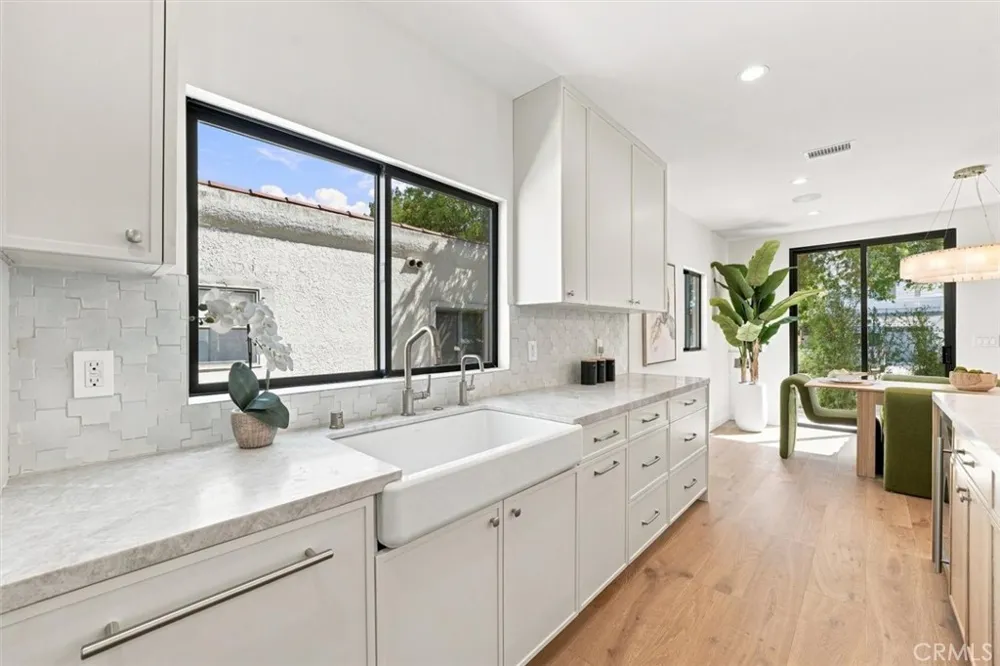 9127 Hargis Los Angeles, CA 90034