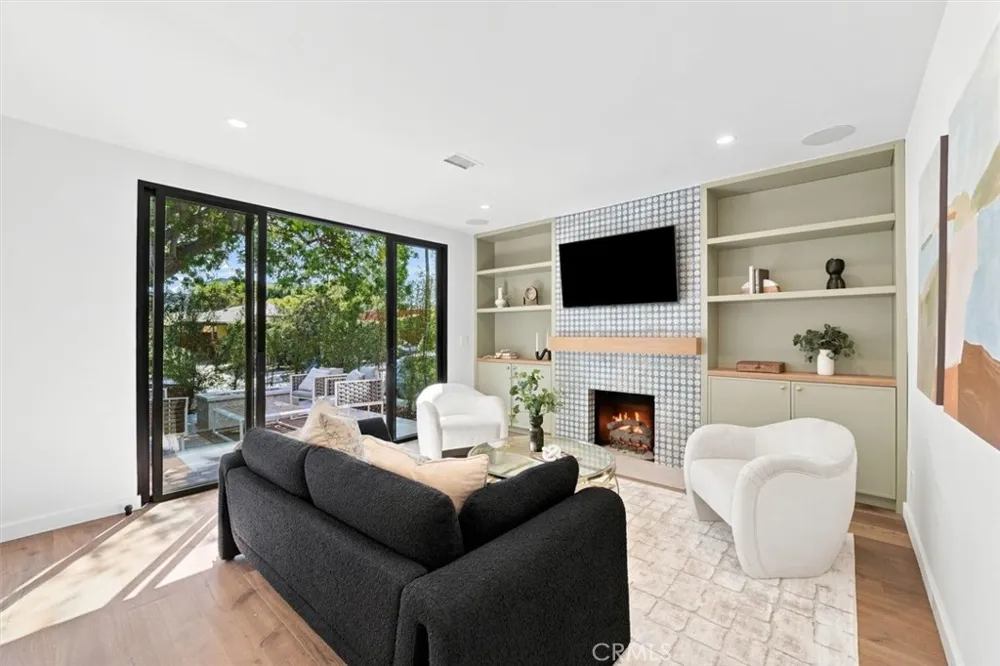 9127 Hargis Los Angeles, CA 90034