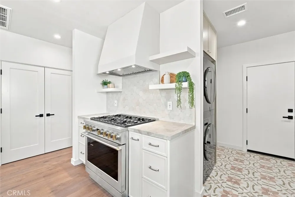 9127 Hargis Los Angeles, CA 90034