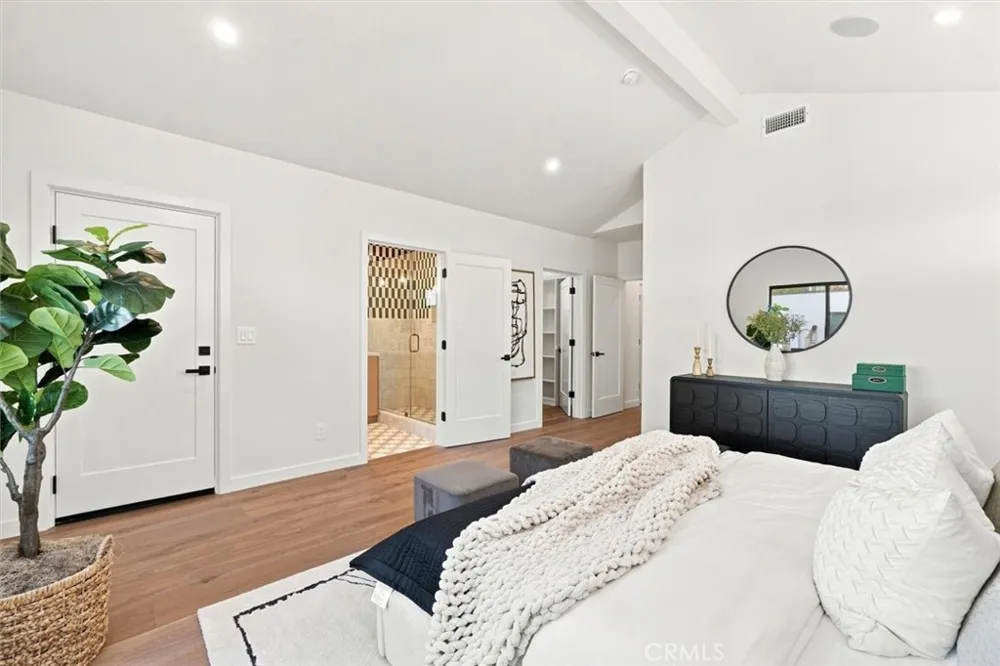 9127 Hargis Los Angeles, CA 90034