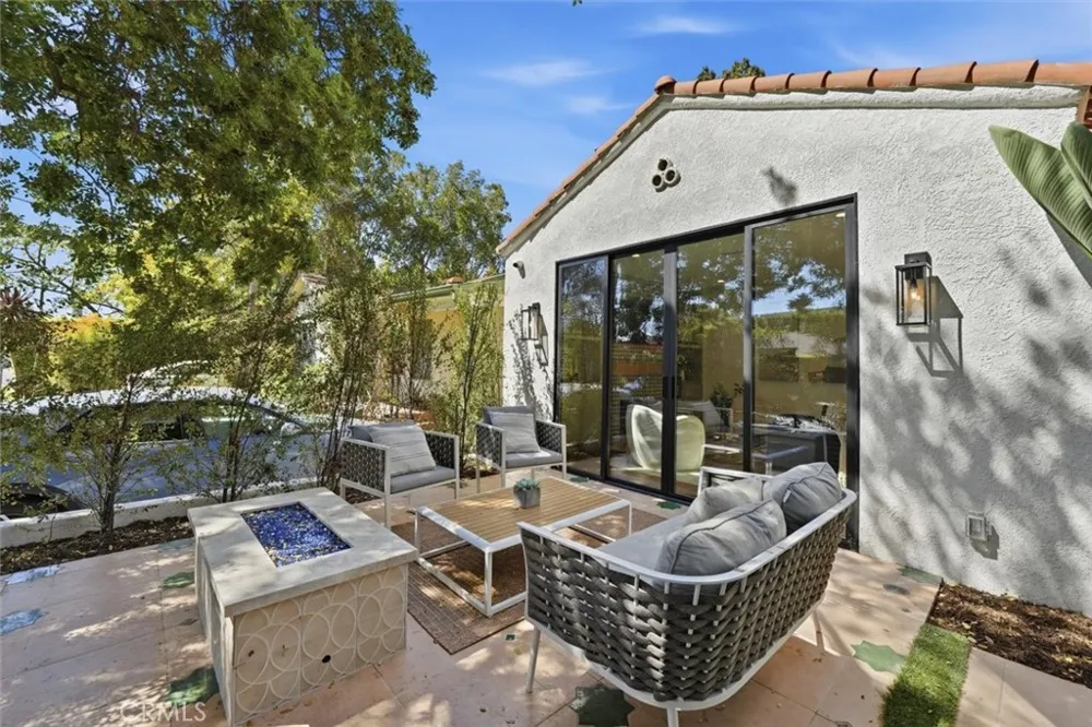 9127 Hargis Los Angeles, CA 90034