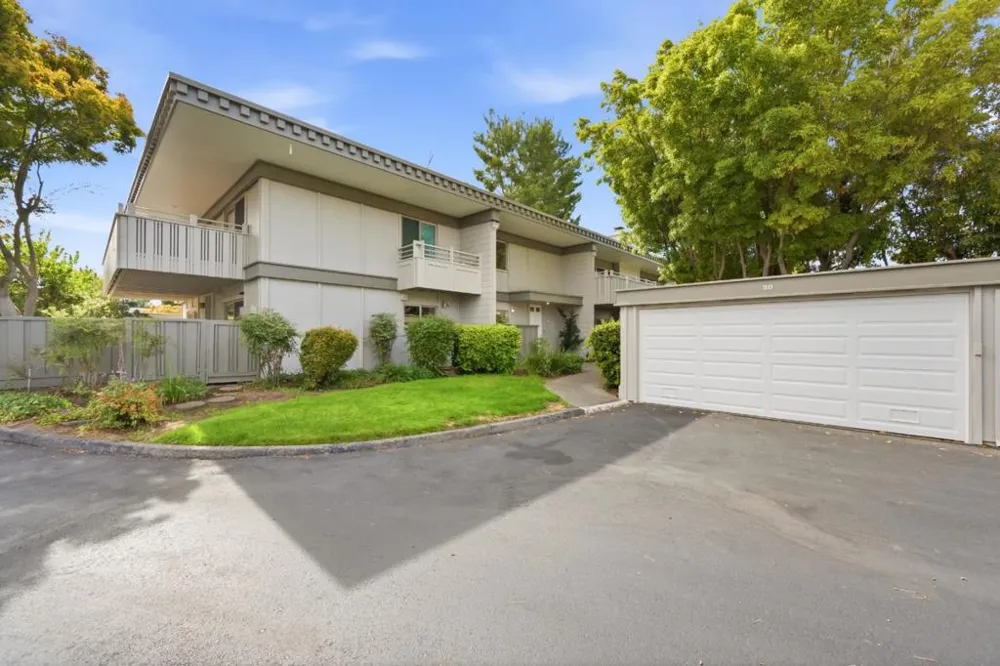 30 Los Altos Square Los Altos, CA 94022