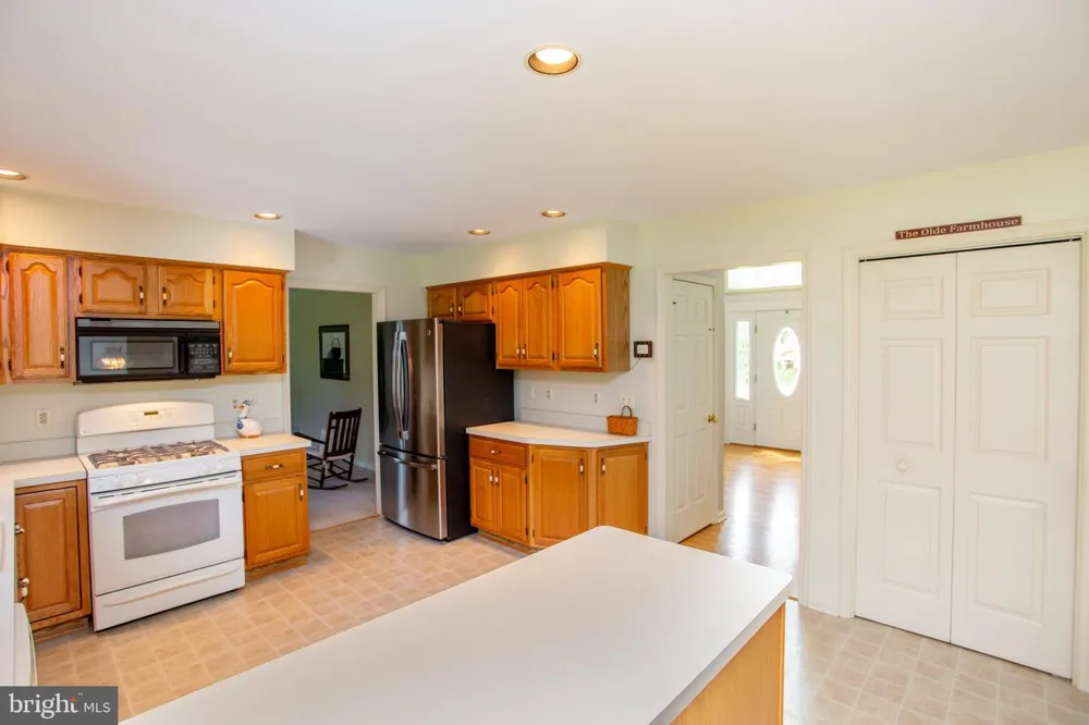 25 FARMHOUSE ROAD Milford, NJ 08848