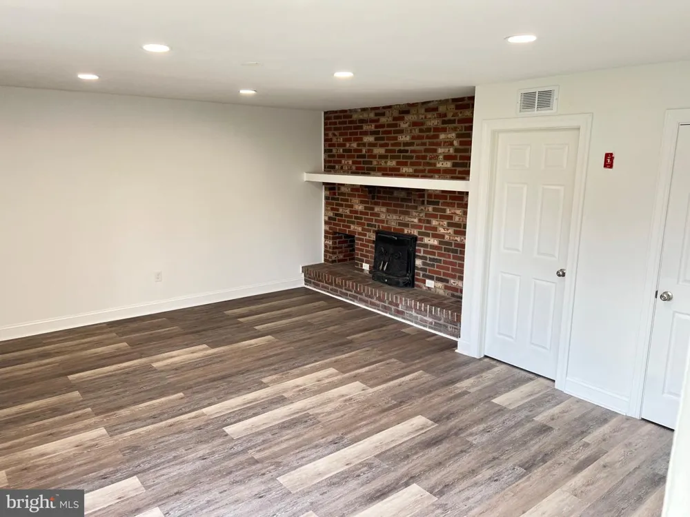 412 ROBIN LANE Williamstown, NJ 08094