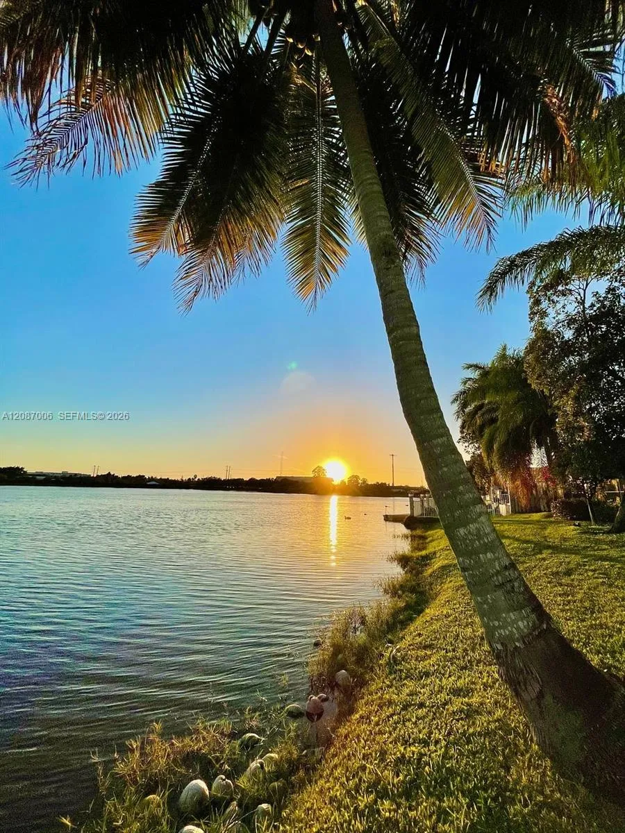 13832 NW 22nd St Sunrise, FL 33323