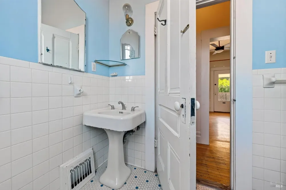 220 Matheson Street Healdsburg, CA 95448