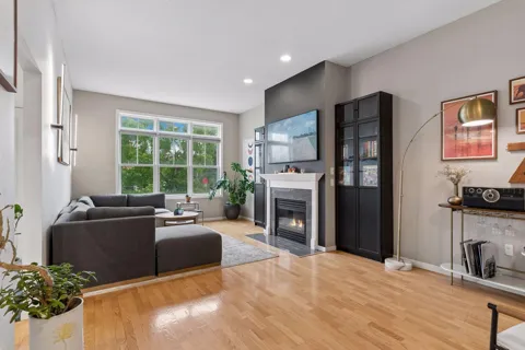 724 E 25th Street