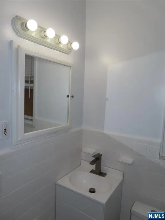 631 2nd Avenue 2nd floor Lyndhurst, NJ 07071