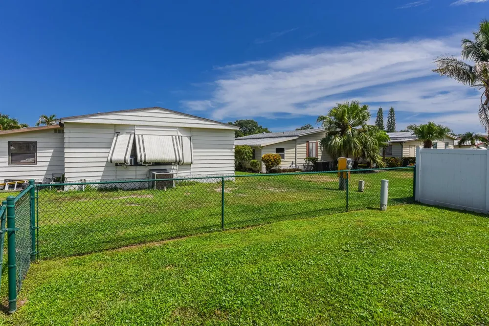 7983 SE SARATOGA DRIVE Hobe Sound, FL 33455