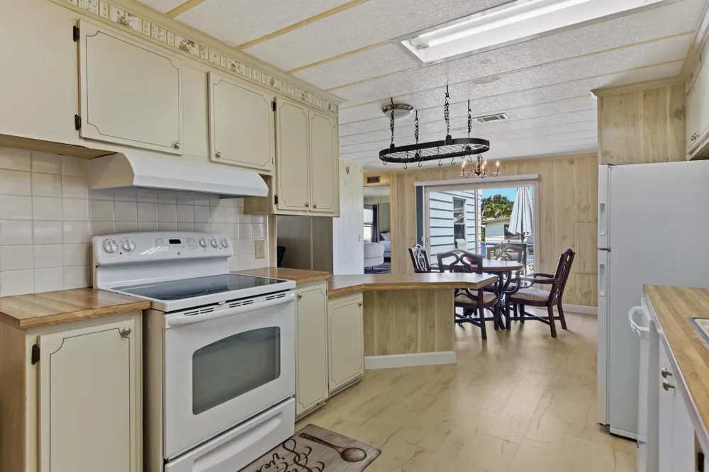 7983 SE SARATOGA DRIVE Hobe Sound, FL 33455