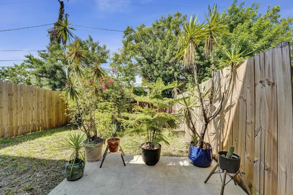 852 NW 9TH STREET Hallandale Beach, FL 33009