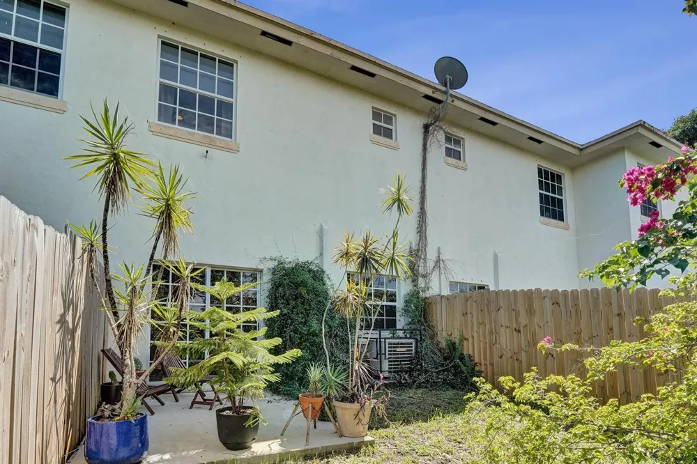 852 NW 9TH STREET Hallandale Beach, FL 33009