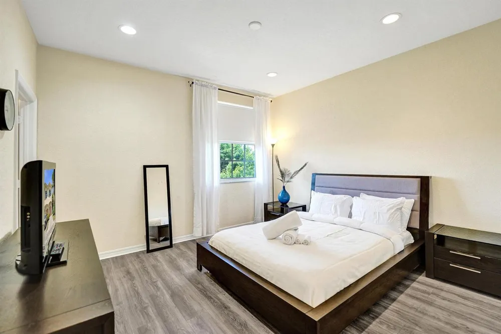 852 NW 9TH STREET Hallandale Beach, FL 33009