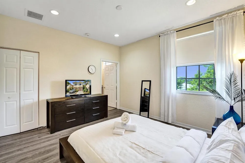 852 NW 9TH STREET Hallandale Beach, FL 33009