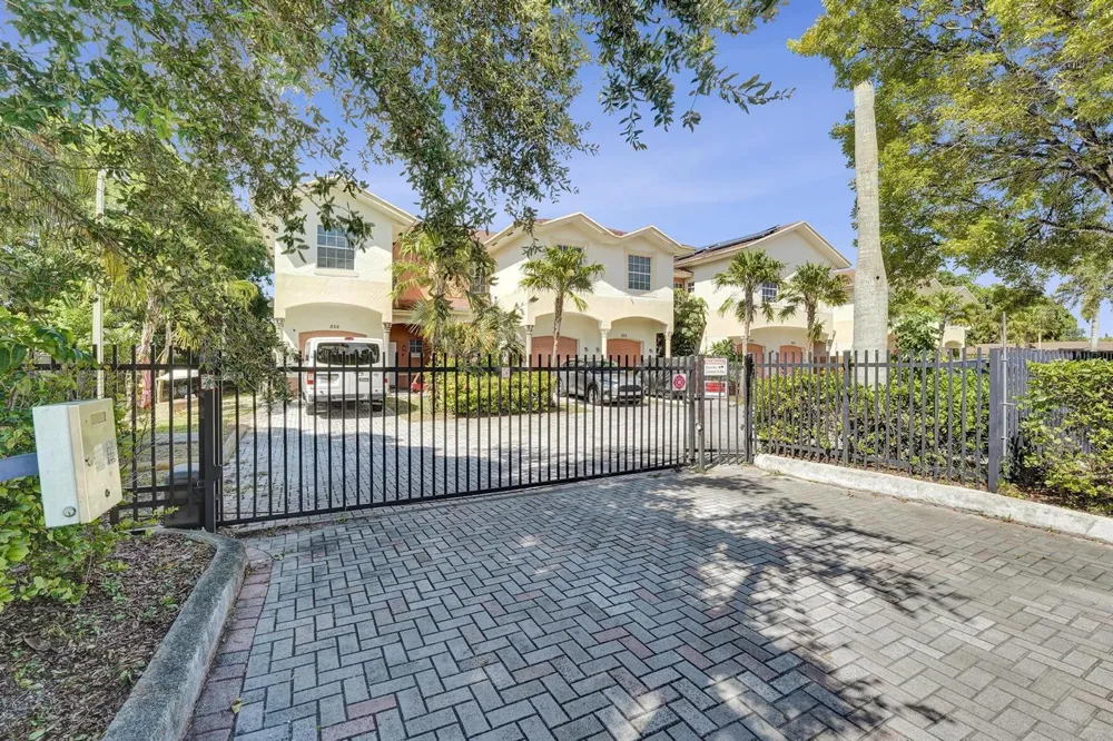 852 NW 9TH STREET Hallandale Beach, FL 33009