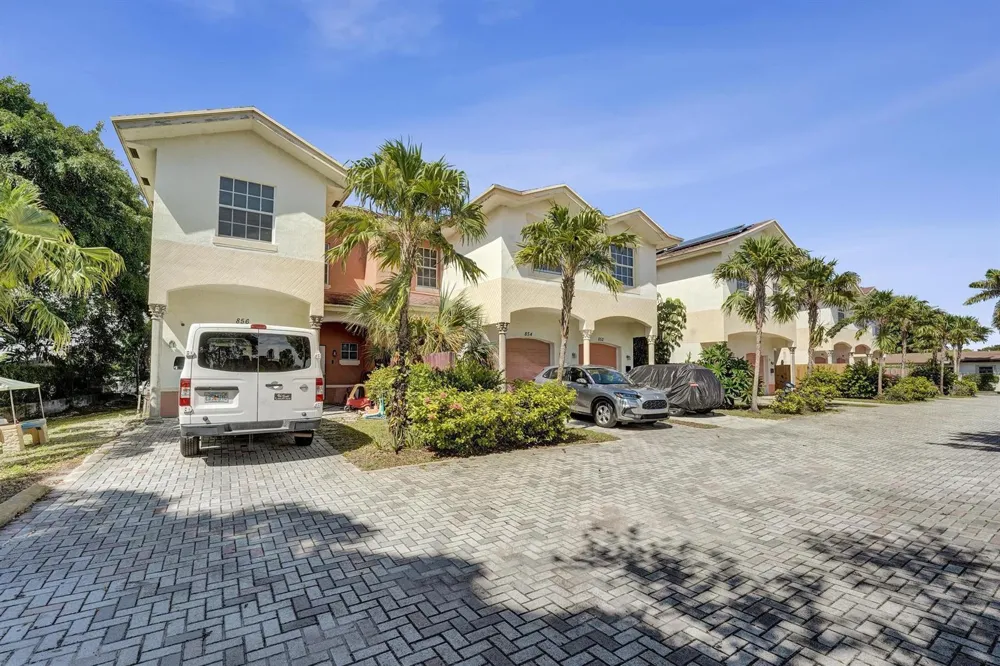 852 NW 9TH STREET Hallandale Beach, FL 33009