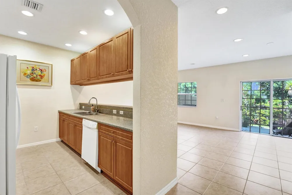 852 NW 9TH STREET Hallandale Beach, FL 33009