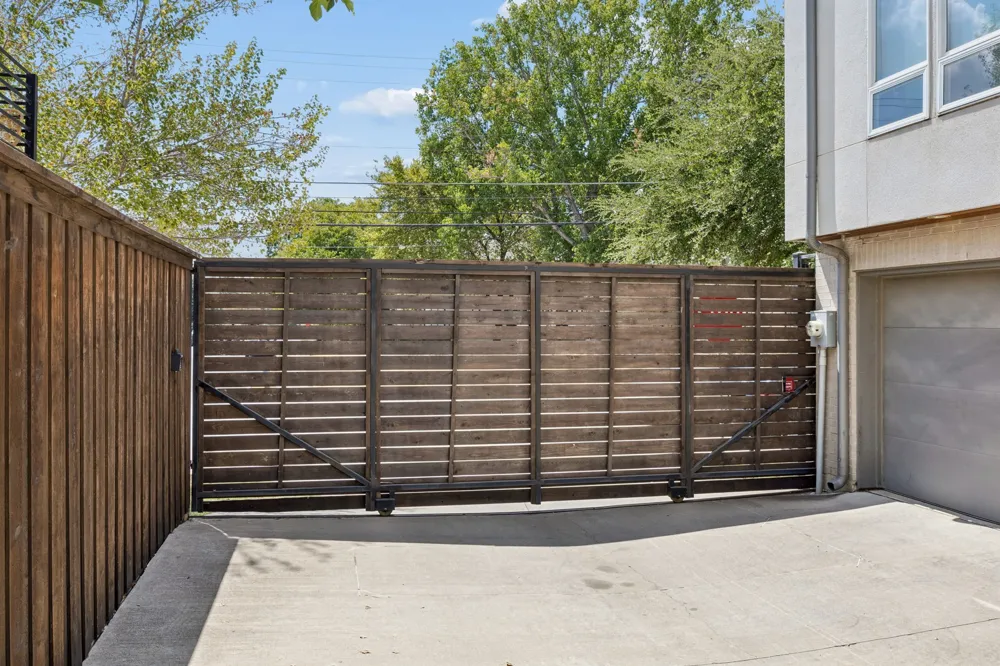 4935 Flitwick Court Dallas, TX 75204