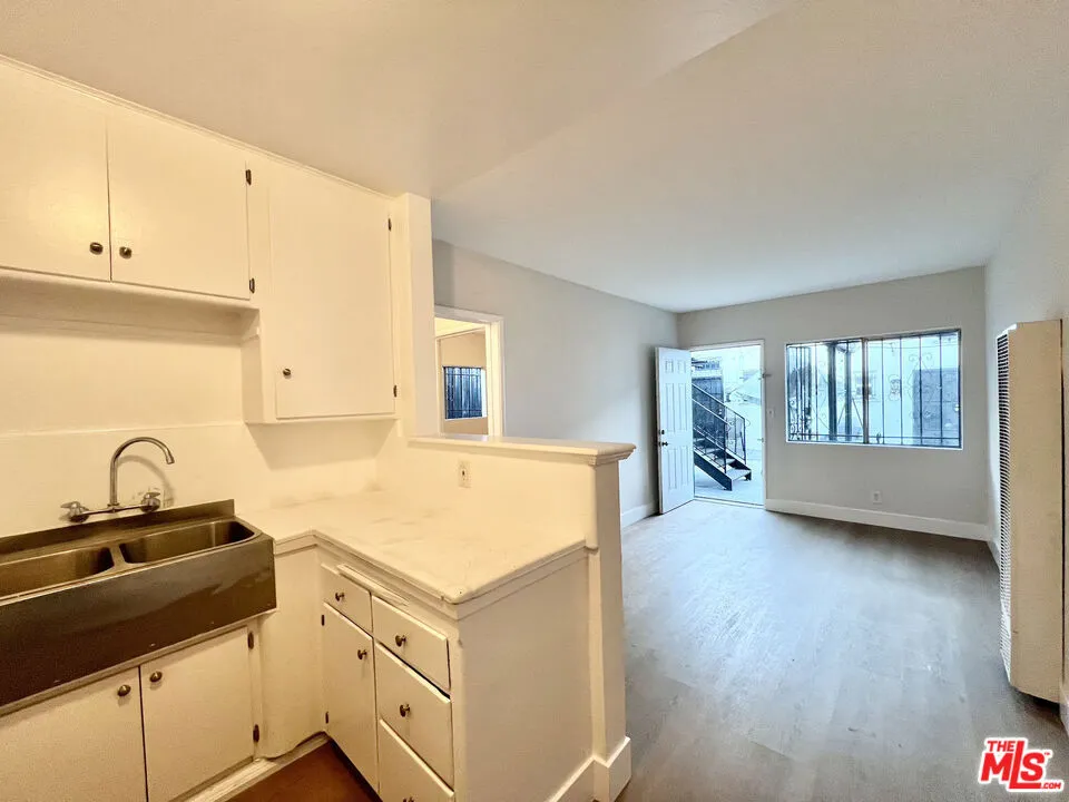 7014 S Western Avenue #2 Los Angeles, CA 90047