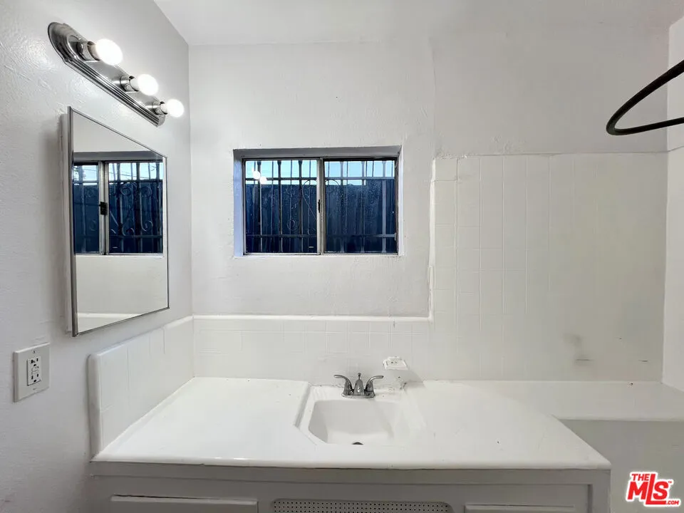 7014 S Western Avenue #2 Los Angeles, CA 90047