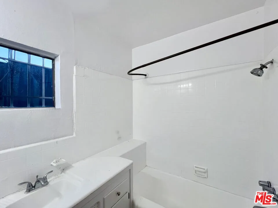 7014 S Western Avenue #2 Los Angeles, CA 90047