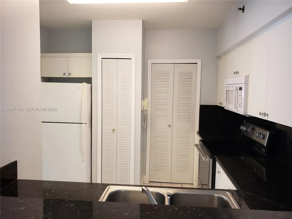 9340 Fontainebleau Blvd #W212 Miami, FL 33172