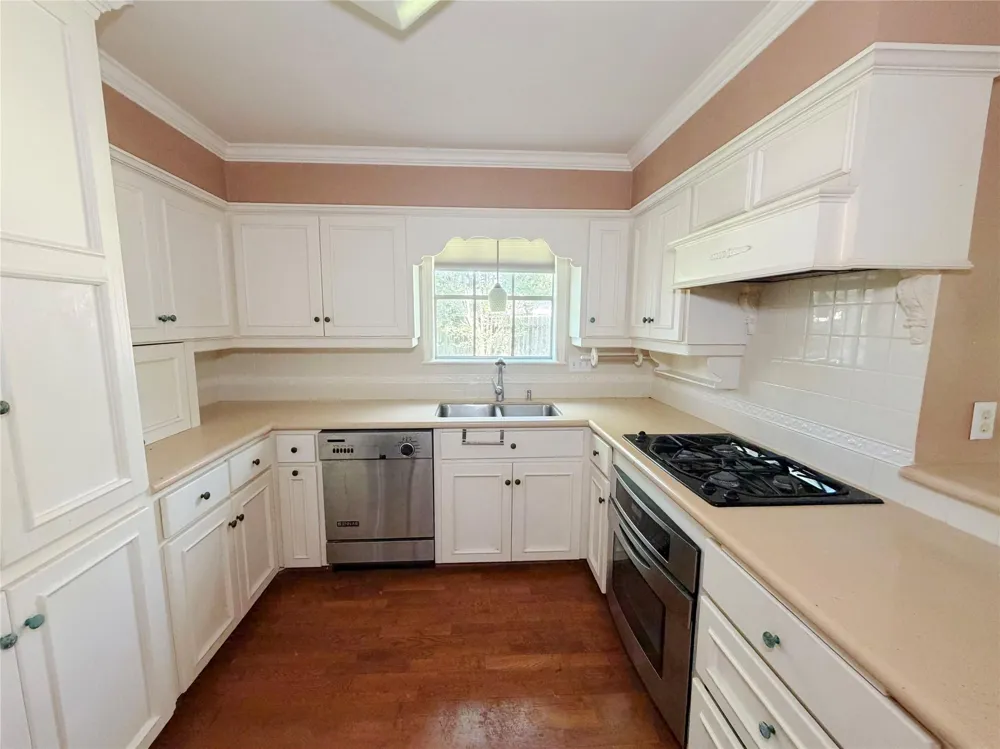 101 Rose Trail Lake Jackson, TX 77566