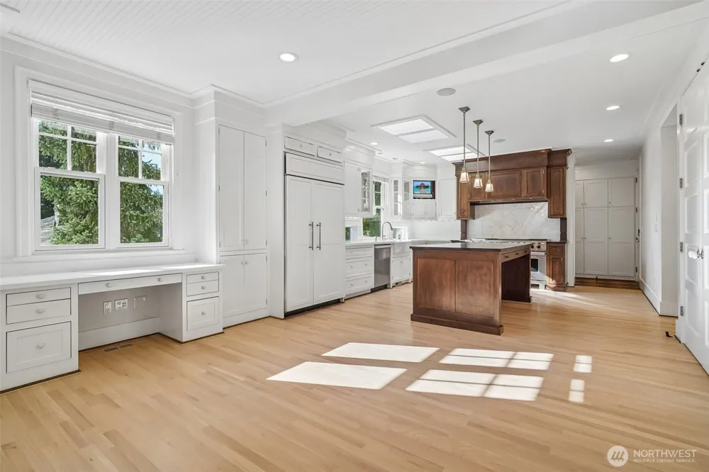 8975 NE 10th Street Bellevue, WA 98004