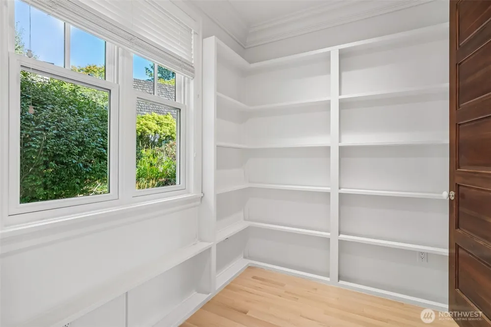 8975 NE 10th Street Bellevue, WA 98004